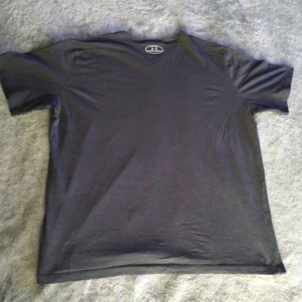 UA v neck T